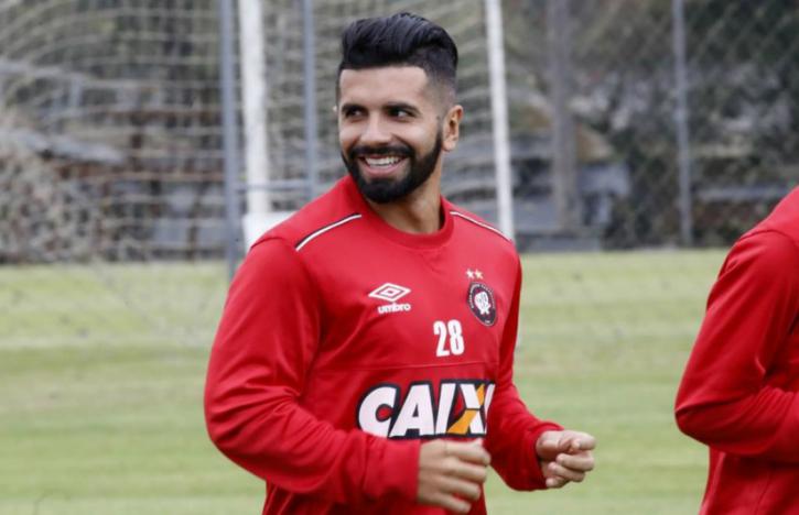 Meia do Atlético-PR sonha com vaga na Libertadores: ‘Futebol não é matemática’