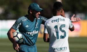 Sem laterais, Valentim improvisa e atacante sub-15 marca 3 em treino do Palmeiras