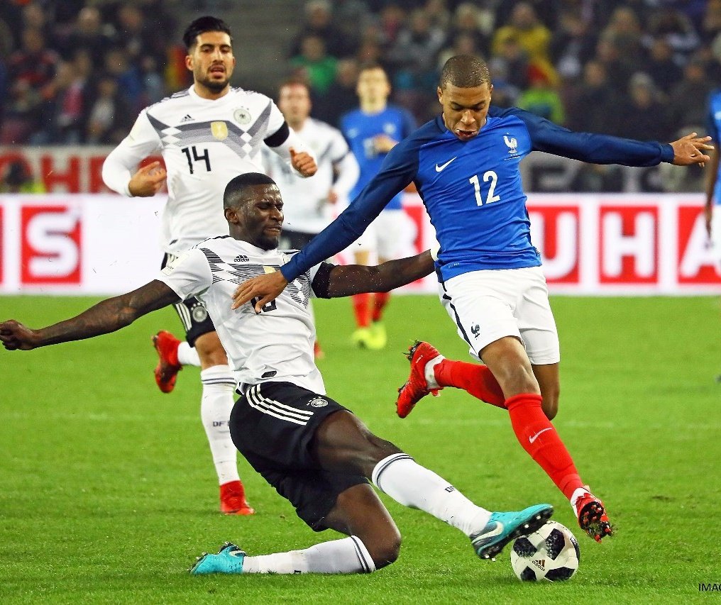 Alemanha marca no final e arranca empate com a França por 2 a 2