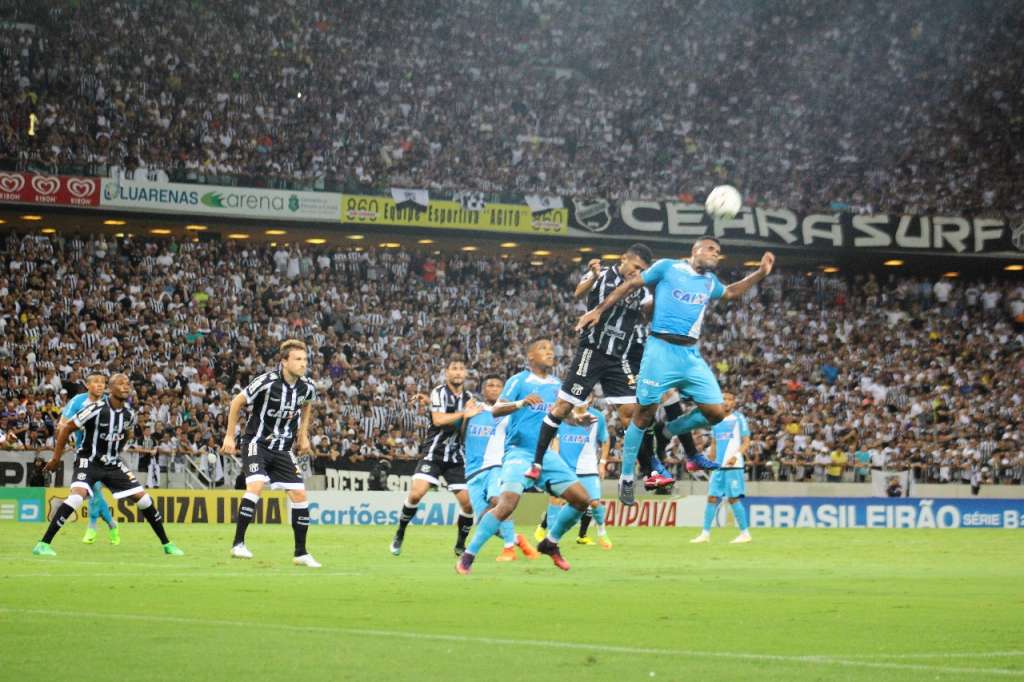 Ceará usa bolas paradas para colocar o primeiro pé na Série A. Foto: Jorge Totti