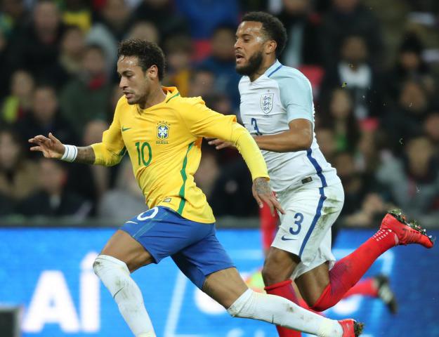 Nem Neymar escapou da forte marcação inglesa em Wembley