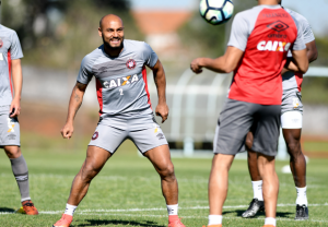 Atlético-PR visita a desesperada Ponte Preta de olho em vaga na Libertadores