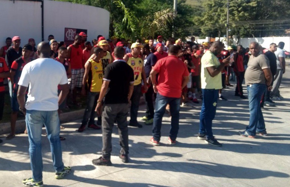 Torcedores protestam em frente ao CT do Flamengo e cobram empenho de jogadores