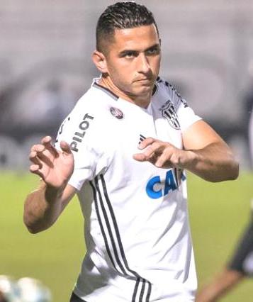 Danilo Barcelos: dois gols e exemplo de doação