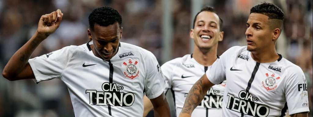 Jô brilha na vitória do Corinthians