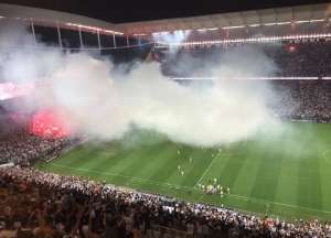 Torcida do Corinthians passa susto, mas dá show em jogo do título brasileiro