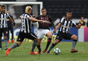 Botafogo encara o Atlético-GO para encaminhar vaga à Libertadores