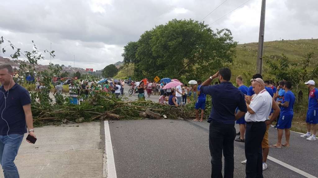 Delegação do Paraná ficou presa na estrada por conta de uma manifestação