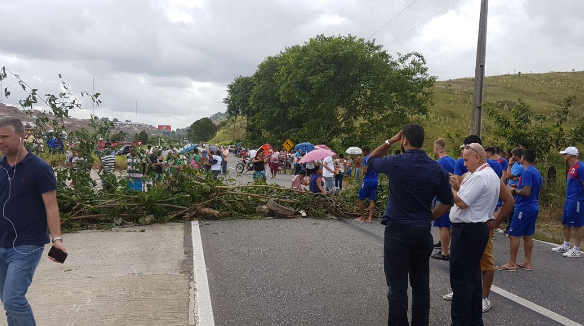 Série B: Delegação do Paraná fica presa na estrada por conta de protesto