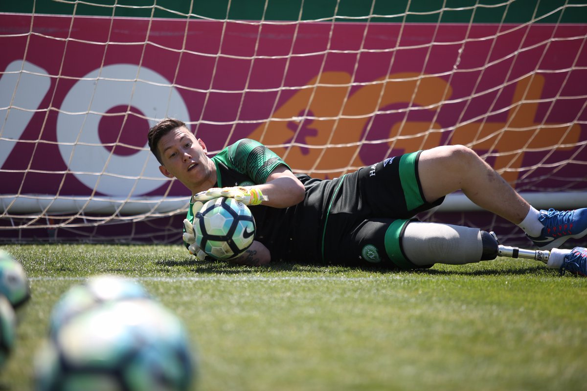 Follmann, da Chape, comemora chance de treinar com bola quase um ano após acidente aéreo