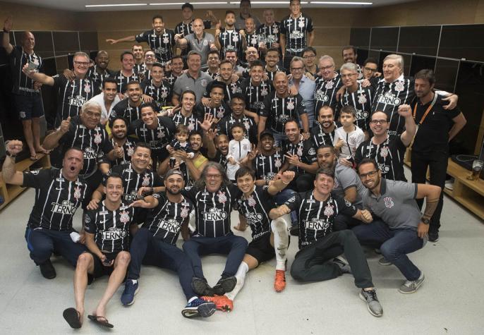 Nos vestiários a imagem dos campeões da temporada. Foto: Agência Corinthians