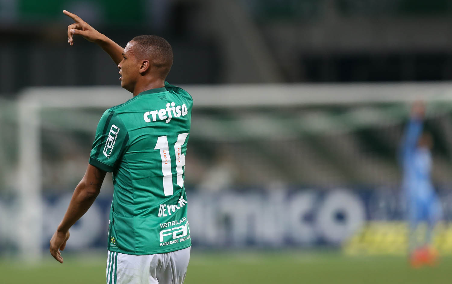 Retorno de Borja e gols de Deyverson acirram disputa no Palmeiras