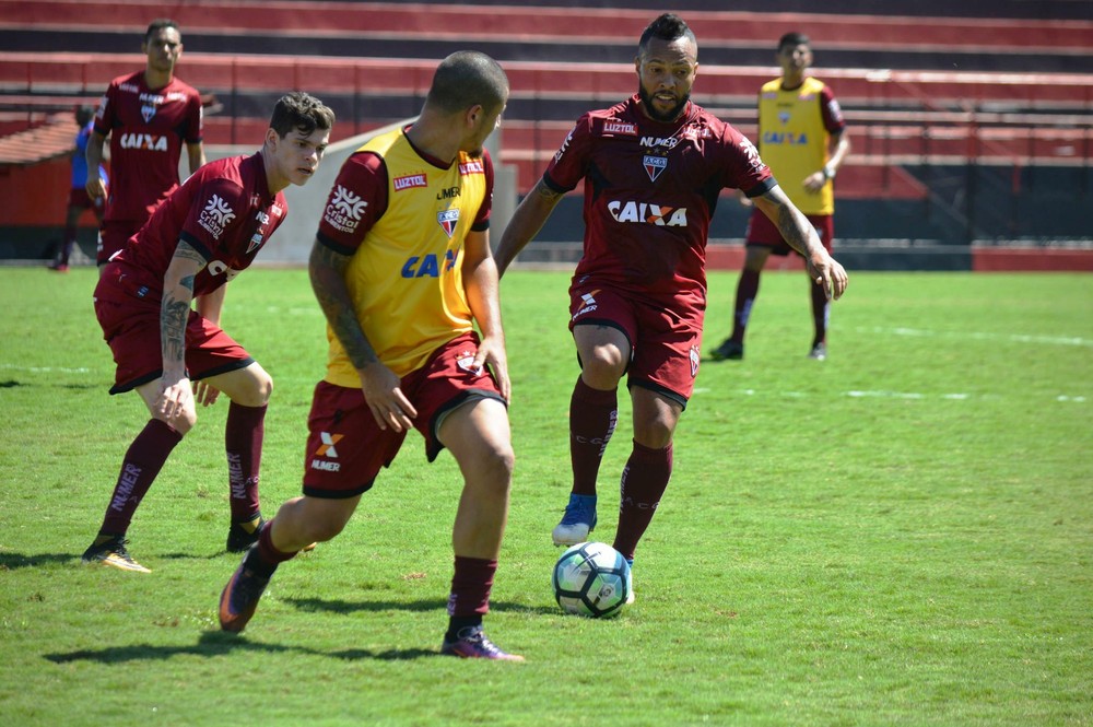 Com Bruno Silva em baixa, Botafogo se aproxima de Paulinho, volante do lanterna