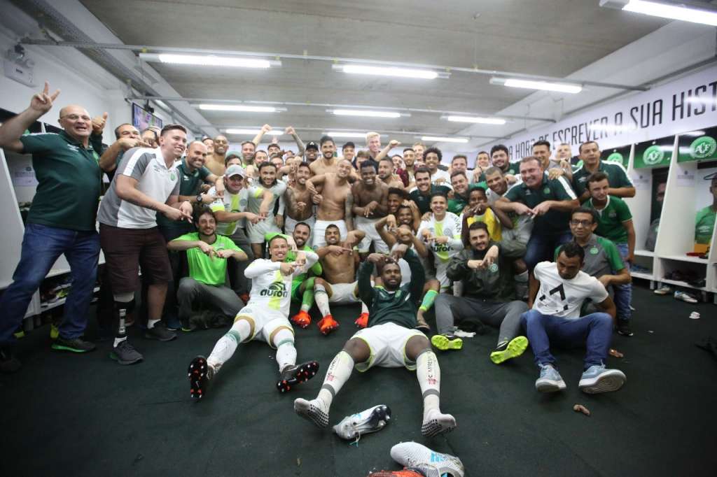 Garantida na Série A, Chapecoense repete festa da 'Sula' e Kleina se emociona