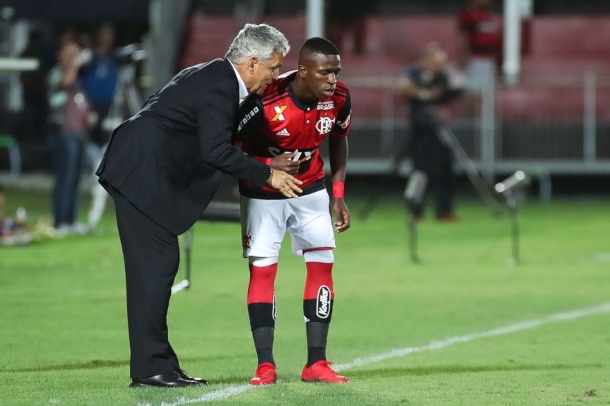 Reinaldo Rueda mantém dúvidas no time do Flamengo para domingo