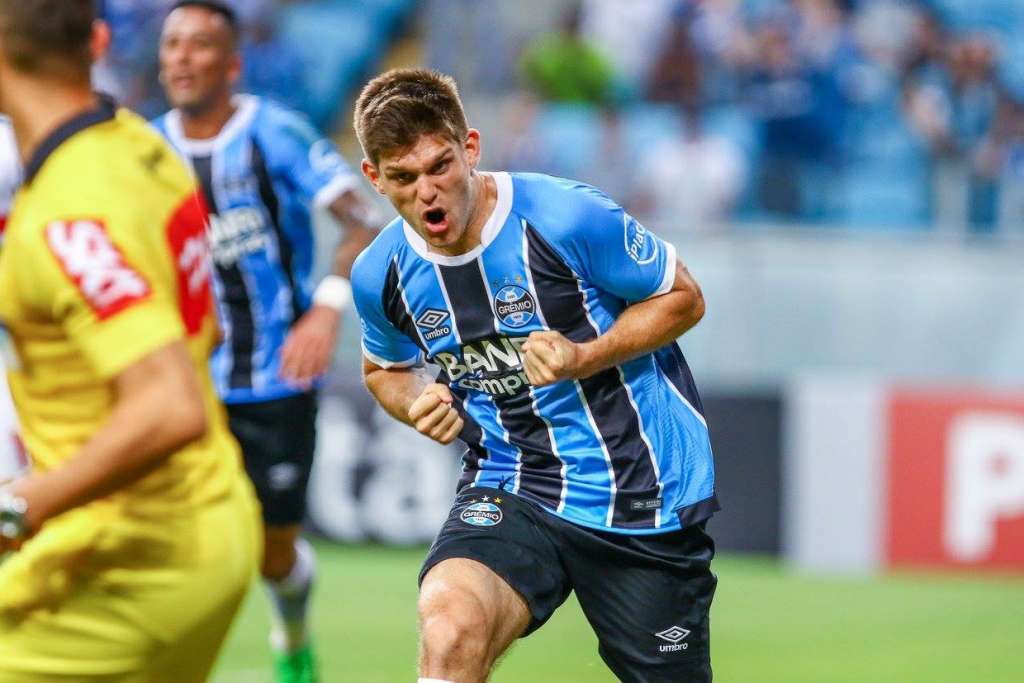 Grêmio treina em duas frentes e terá reservas e jovens contra o Santos