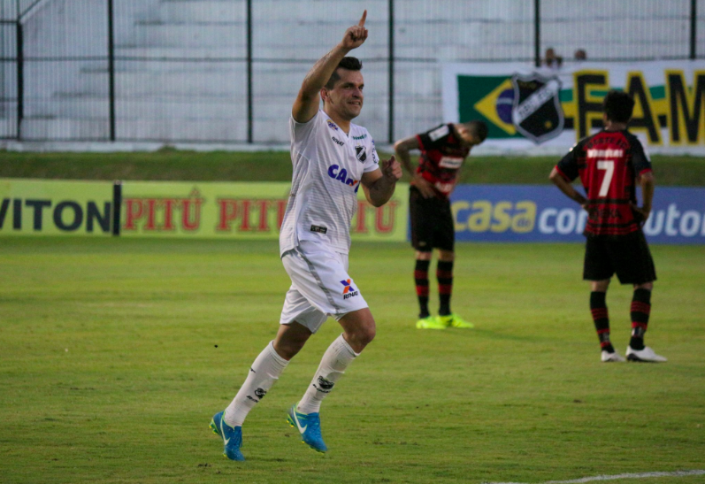 Com gol de Eltinho (foto), o já rebaixado ABC vence o Oeste, que permanece na Série B em 2018. Foto: Andrei Torres