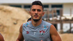 Marquinho volta a lesionar joelho e vira preocupação no Fluminense