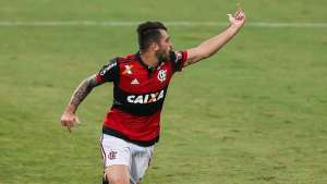 Felipe Vizeu e Rhodolfo discutem e quase brigam em campo em vitória do Flamengo