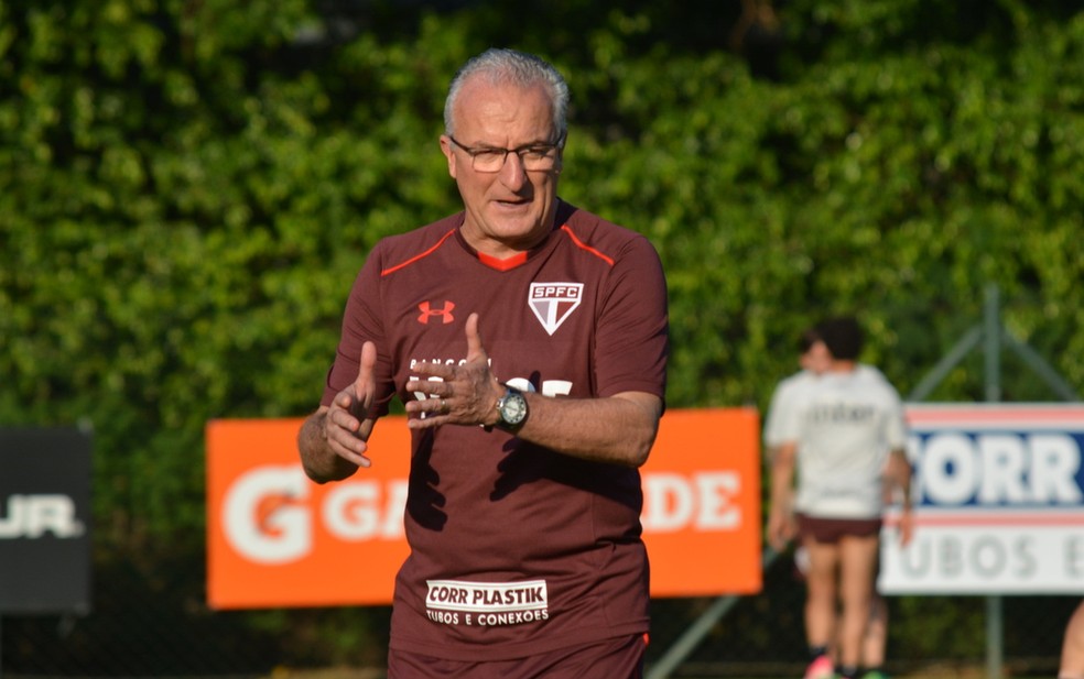 Livre de queda, São Paulo enfim começará a planejar 2018, garante Dorival