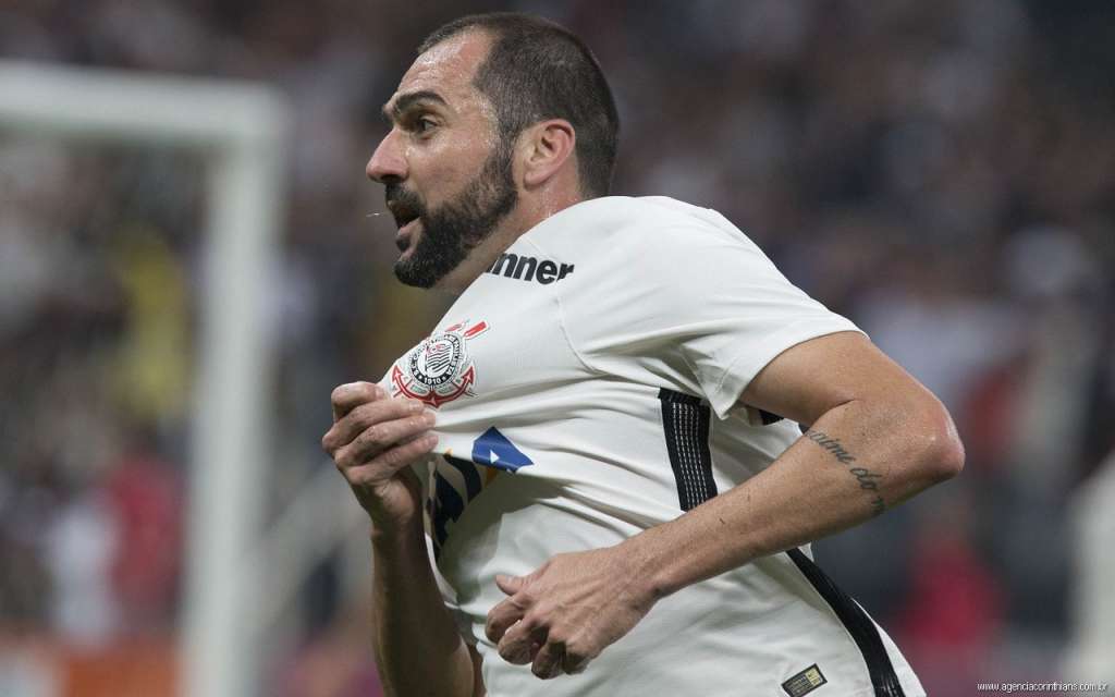 Carille confirma Danilo no Corinthians em 2018 e desconversa sobre reforços
