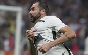 Carille confirma Danilo no Corinthians em 2018 e desconversa sobre reforços