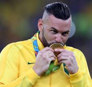 Palmeiras estuda acordo com o Atlético-PR para antecipar chegada de goleiro Weverton