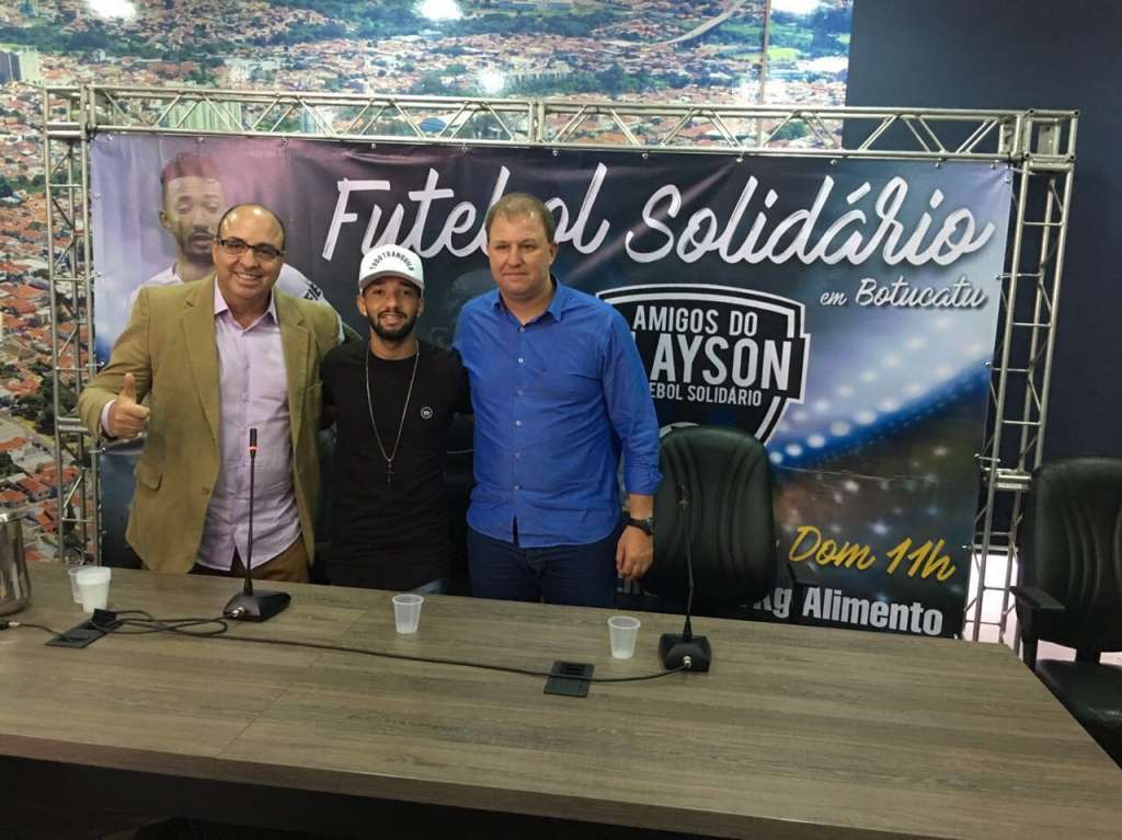 Edvaldo Ferraz da E&L Marketing Esportivo, o atacante Clayson e o prefeito de Botucatu Mário Tardini.