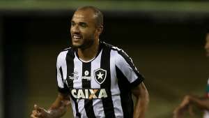 Internacional dá chapéu no Corinthians e acerta com atacante do Botafogo