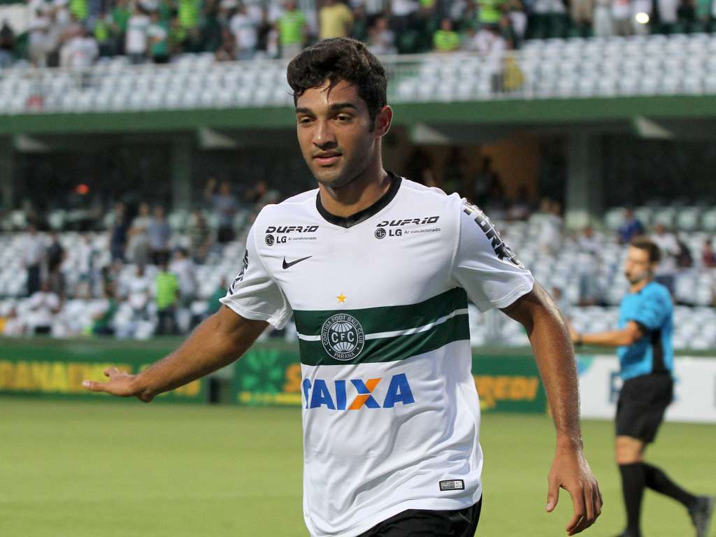 Mesmo lutando contra o rebaixamento, Coritiba deve perder dois titulares 2 0002050280497 img