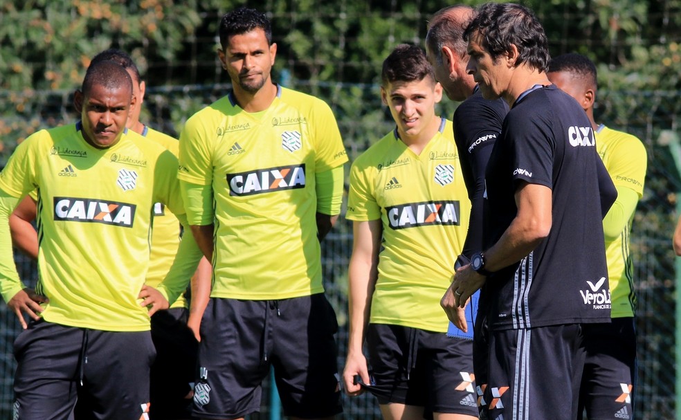 Após permanência na Série B, Figueirense negocia permanência de Milton Cruz