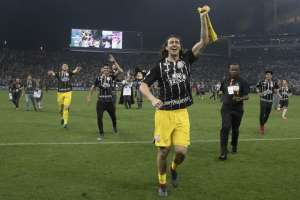 Você lembra todos os capitães que levantaram a taça do Brasileirão? Veja aqui!