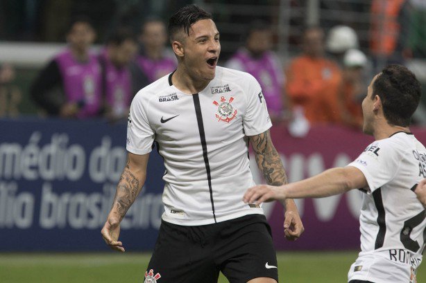 Com saída praticamente certa, Corinthians quer R$ 23 milhões por lateral