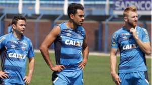 Corinthians volta a negociar com Júnior Dutra e empresário promete processar o clube