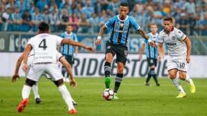 Não foi nada fácil, mas o Grêmio larga na frente na decisão da Copa Libertadores