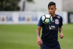 Guilherme Arana leva trote no Corinthians e ensaia despedida