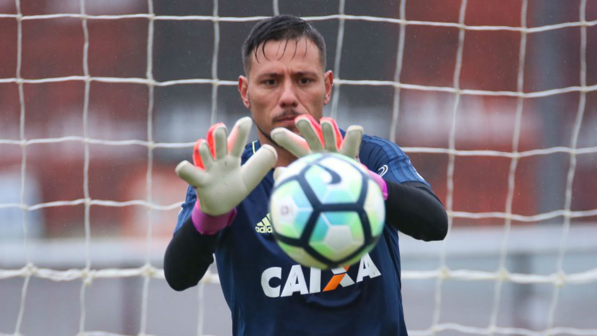 Diego Alves tem fratura confirmada e não deve mais jogar no Fla em 2017