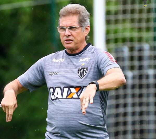 O técnico Oswaldo de Oliveira comandou nesta sexta-feira um trabalho tático do Atlético-MG 
