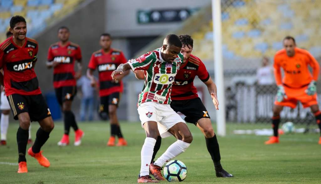 O Fluminense deixou o campo vaiado, enquanto o Sport deixou a zona de rebaixamento pelo menos até domingo