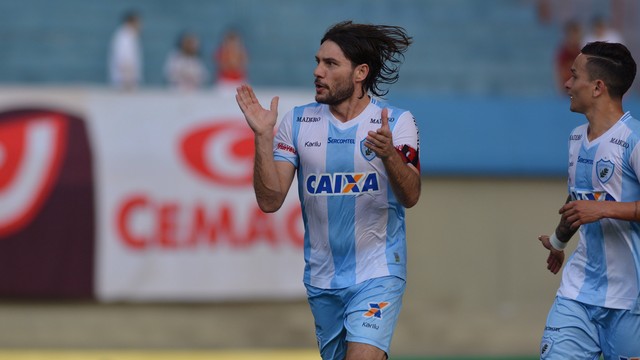 O volante Germano comemora o gol que deu a vitória ao Londrina sobre o Vila Nova