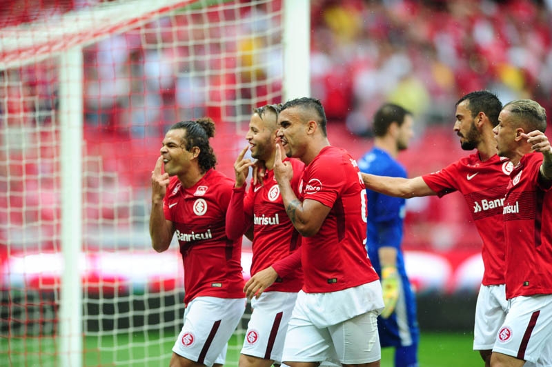 Jogadores do Internacional comemoram um dos dois gols marcados por Nico López sobre o Guarani