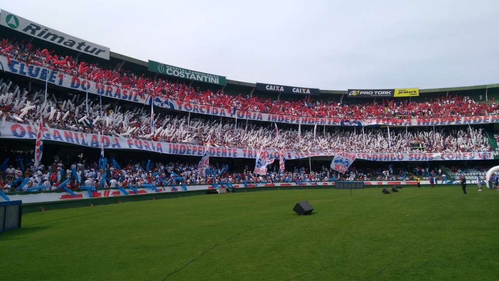 Torcida tricolor do Paraná tomou conta do Couto Pereira