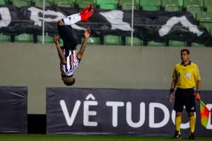 Recuperado, Fábio Santos é relacionado no Atlético-MG para encarar o Corinthians