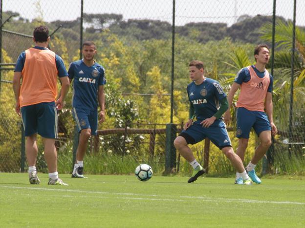 Com inúmeras mudanças, Coritiba faz jogo decisivo para fugir de vez da degola