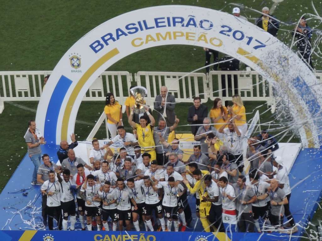 O Corinthians recebeu a taça neste domingo