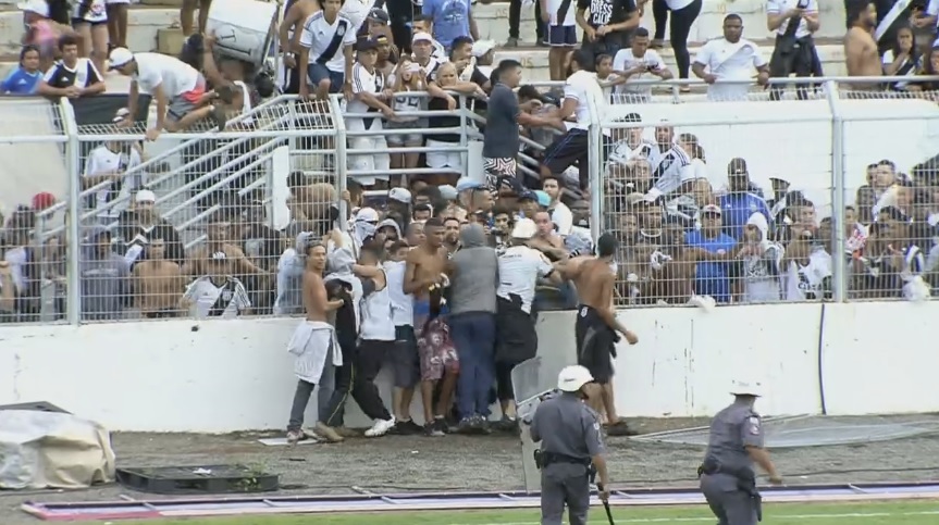 Torcida quebrou grade do Majestoso e invadiu o campo para bater nos jogadores