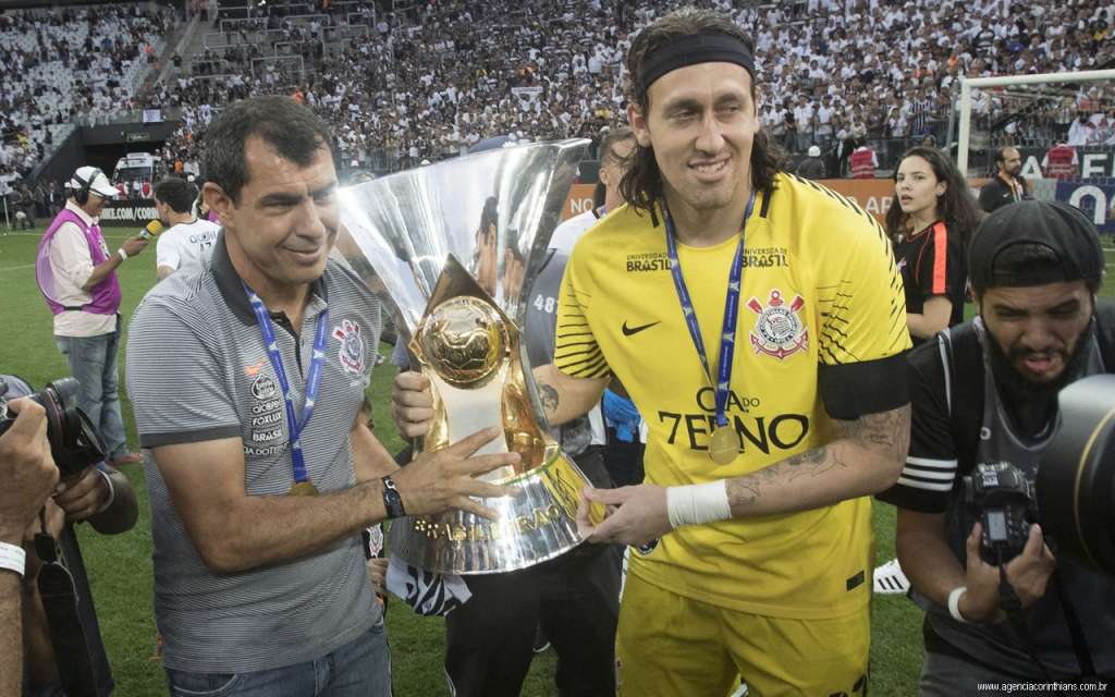 Cássio levantou a taça do título brasileiro. Foto: Daniel Augusto Jr / Ag Corinthians