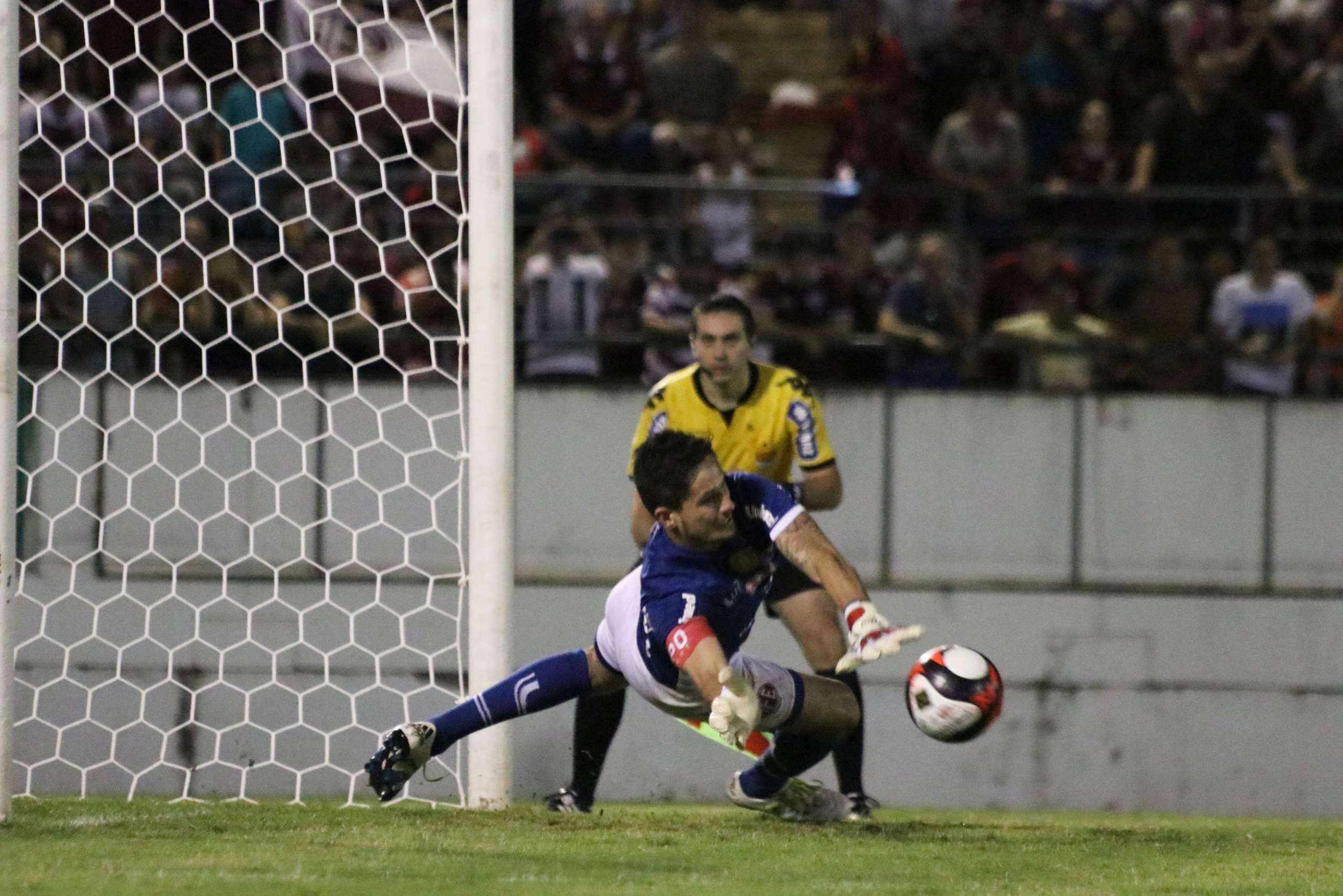 Copa Paulista: Herói, goleiro da Ferroviária celebra volta por cima no futebol