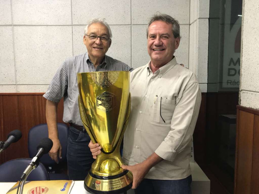 Carlos Alberto Salmazo no estúdio da Rádio Culturam AM de Araraquara com troféu da Copa Paulista