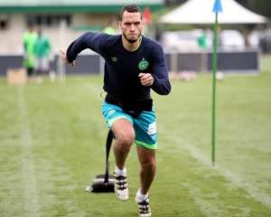 Um ano após tragédia, Neto volta a treinar com bola na Chapecoense